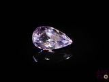 gros plan d'un diamant violet sur une surface noire