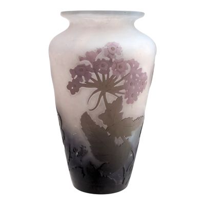 un vase sur lequel est représentée une fleur