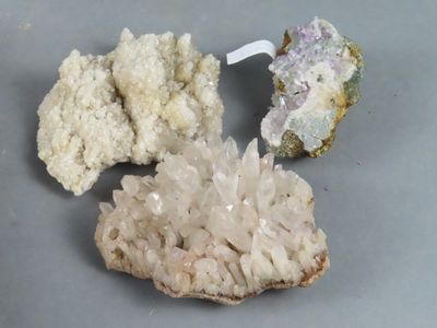 un morceau de roche sur lequel se trouvent des cristaux