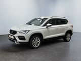 un SUV blanc garé dans une pièce au sol noir