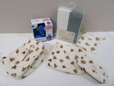 trois objets posés sur une table blanche