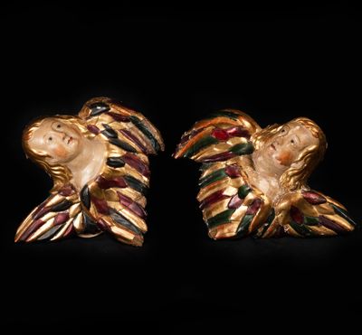 une paire de boucles d'oreilles plaquées or, en émail et ornées d'une tête d'aigle en émail