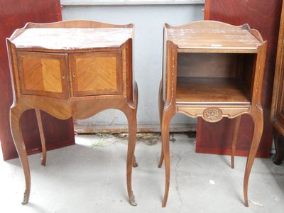 deux tables en bois placées l'une à côté de l'autre