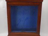 une vieille étagère en bois sur laquelle est posé un couvercle bleu