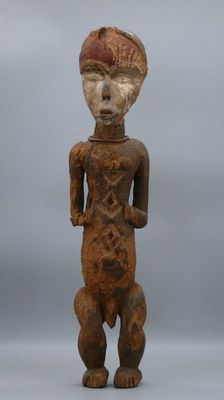 an old wooden statue of a man with a hat on his head