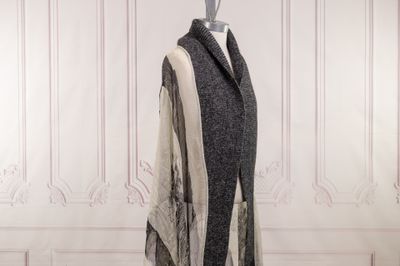 une image d'un manteau de femme sur un support de mannequin