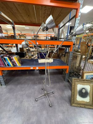 une photo d'une pièce avec des étagères et une table sur laquelle est posée une lampe