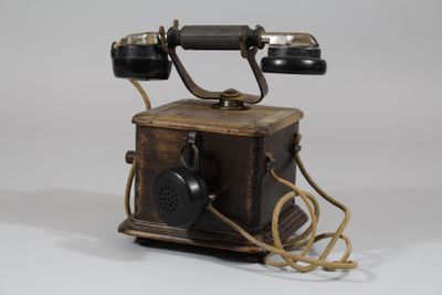 un téléphone à l'ancienne exposé sur la table