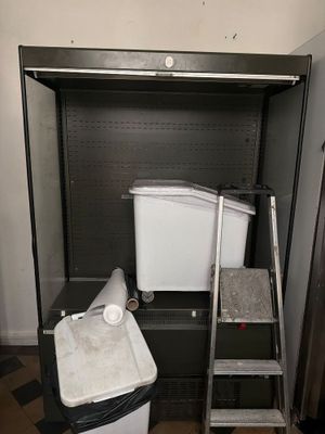 des toilettes et une poubelle dans un coin de la pièce