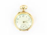 une image d'une montre à gousset en or sur fond blanc