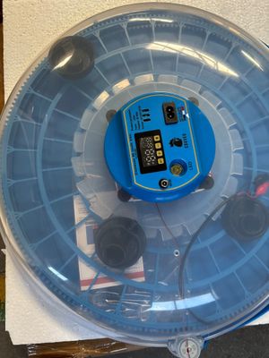 une image représentant une roue à eau surmontée d'une horloge