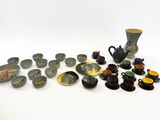 un grand nombre d'objets différents posés sur la table