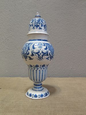 un vase bleu et blanc avec un couvercle sur une table