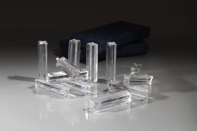 trois bougies transparentes posées sur une table, à côté d'une serviette