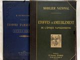 deux livres posés l'un à côté de l'autre sur une table blanche