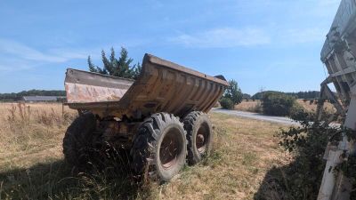 un camion-benne garé dans l'herbe