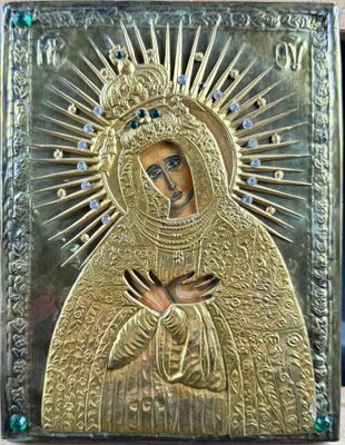 une assiette en or sur laquelle est représentée la Vierge Marie