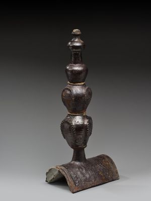 une image représentant une sculpture composée de trois têtes superposées
