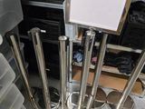 beaucoup de poubelles et un panneau dans une pièce