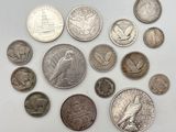un assortiment de pièces de monnaie en argent et en argent sur une surface blanche
