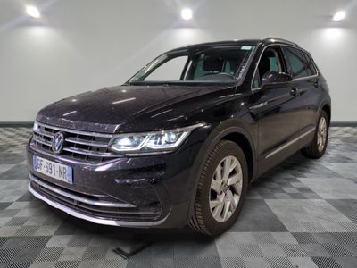 la volkswagen tiguan est garée sur un carrelage à carreaux