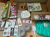 une boîte de fournitures posée sur une table