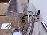deux lampes posées sur une table dans une pièce