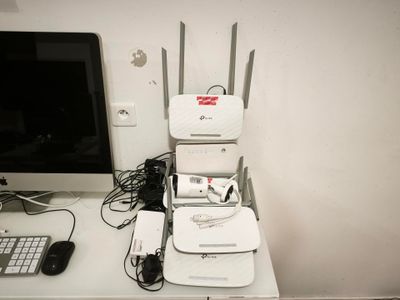 un bureau sur lequel se trouvent un ordinateur, un clavier, une souris et d'autres appareils électroniques