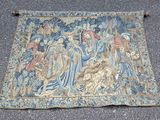 une image représentant une tapisserie accrochée à un mur au rez-de-chaussée