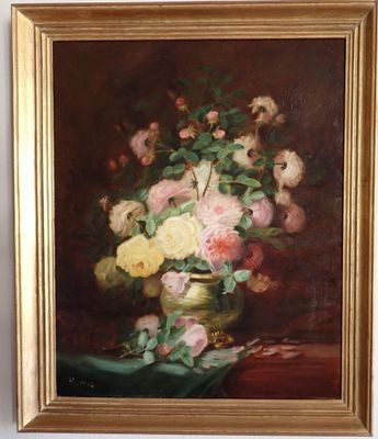 un tableau représentant des fleurs dans un vase doré posé sur une table