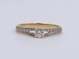 une bague en or et diamants sertie d'une seule pierre