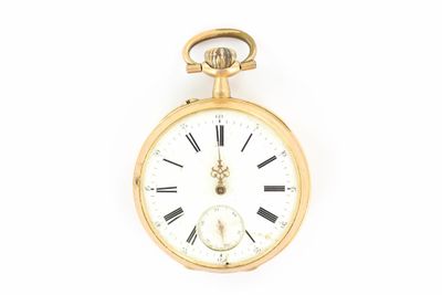 une montre de poche en or avec des chiffres romains sur le cadran