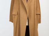 une photo d'un manteau marron sur un mannequin