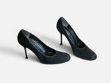une paire d'escarpins noirs sur fond blanc