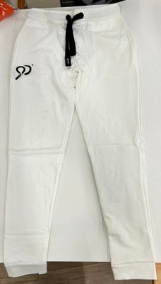 un pantalon de survêtement blanc orné de la lettre « q »