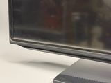 un écran d'ordinateur posé sur un bureau