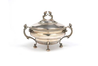 PETITE SOUPIERE En argent, les anses et le fretel à décor de… - Photo 1