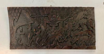 Bas relief en bois a décor d'un scène quotidienne africaine
