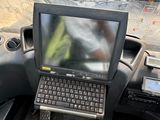 un ordinateur portable posé à l'arrière d'un camion