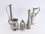 deux vases en argent et un pichet en argent sur fond blanc