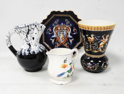 quatre types de vases différents posés sur une table