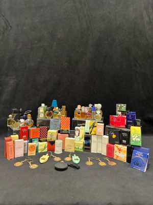 de nombreux types de parfums différents sur fond noir