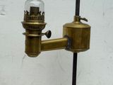 une petite lampe posée sur une table