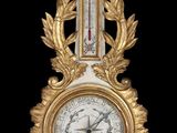 une horloge dorée et blanche sur fond noir