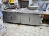 une image d'une cuisine avec beaucoup d'espace de travail