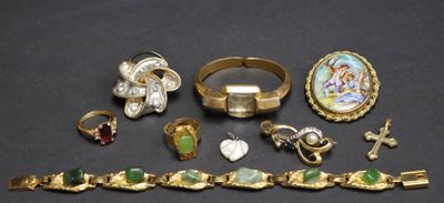 de nombreuses bagues et bracelets de toutes sortes posés sur une table