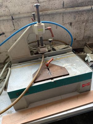 une machine posée sur une table