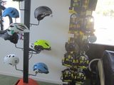 un porte-casques dans une pièce