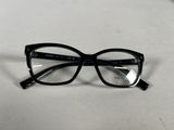 une paire de lunettes posée sur une table