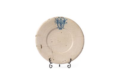 une assiette blanche ornée d'un motif bleu